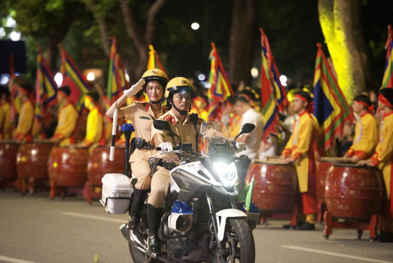 Lực lượng Cảnh sát giao thông Việt Nam vừa diễu hành vừa thực hiện nhiệm vụ tuần tra, bảo đảm an ninh trật tự cho đêm hòa nhạc.