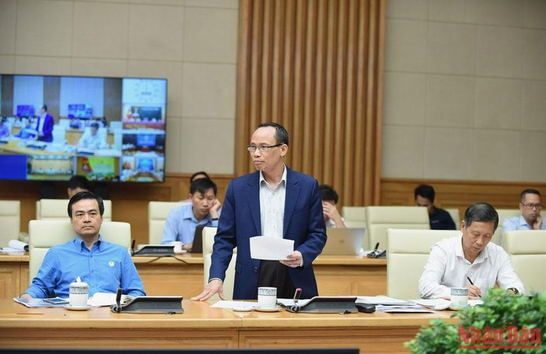 Đại biểu Cấn Văn Lực phát biểu tại hội nghị.