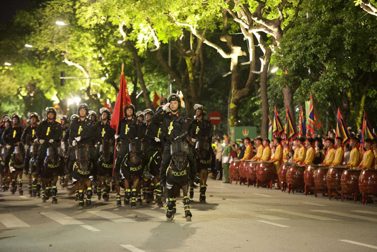 Đoàn kỵ binh diễu hành quanh khu vực tổ chức đêm hòa nhạc.