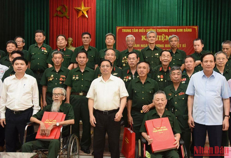 Thủ tướng Phạm Minh Chính cùng các thương binh, bệnh binh tại Trung tâm Điều dưỡng thương binh Kim Bảng (tỉnh Hà Nam).