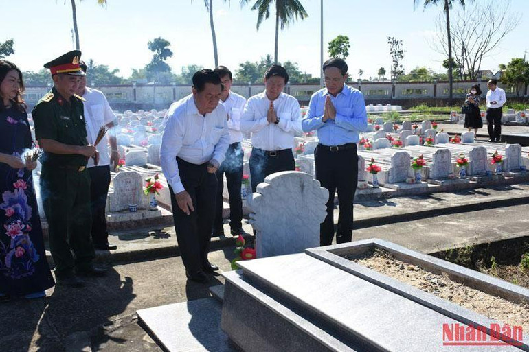 Các đại biểu thắp hương tưởng nhớ các Anh hùng, Liệt sĩ.