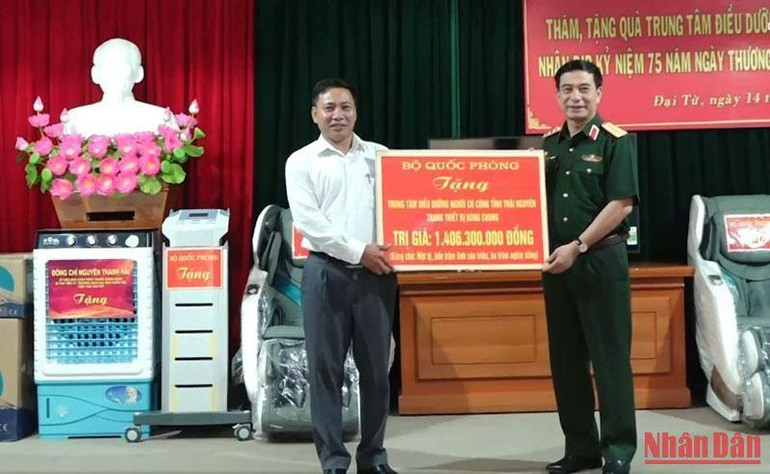 Đại tướng Phan Văn Giang tặng quà thương binh, bệnh binh, người có công tại Trung tâm điều dưỡng người có công tỉnh Thái Nguyên.