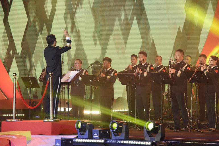 Đoàn nhạc Cảnh sát Trung Quốc với khúc hòa tấu giao hưởng tinh túy của dân ca Trung Quốc.