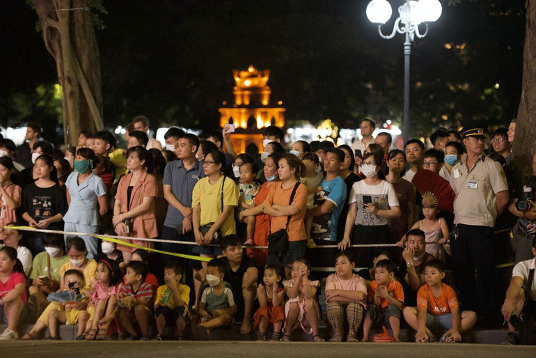 Người dân háo hức đón xem các tiết mục nghệ thuật từ các đoàn nhạc Cảnh sát Việt Nam và nước ngoài.