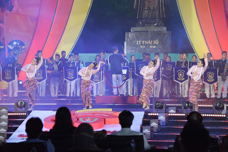 Phần hòa nhạc kết hợp các điệu múa của đoàn nhạc Cảnh sát Myanmar.