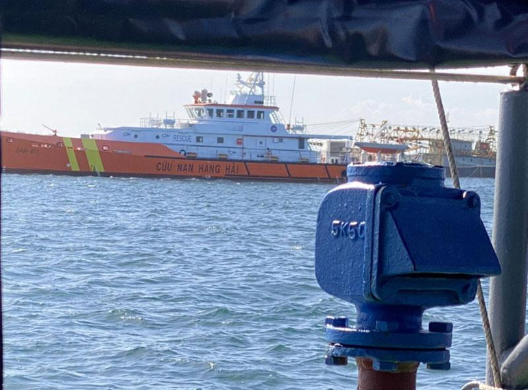 Tàu SAR413 của Trung tâm Phối hợp Tìm kiếm cứu nạn hàng hải khu vực III phối hợp các lực lượng chức năng tìm kiếm tàu cá bị mất liên lạc. (Ảnh chụp từ tàu CN09 BĐBP Bình Thuận)