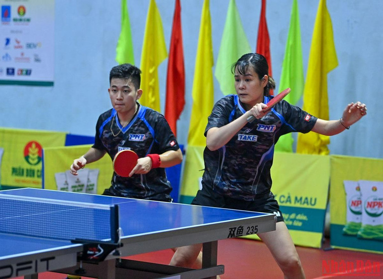 Trước khi bước vào nội dung thi đấu đôi nam nữ, Nguyễn Thị Nga vẫn còn sốt nhẹ. Dù vậy, cô vẫn quyết tâm ra sân thi đấu cùng tay vợt Lê Đình Đức. Trước khi bước vào nội dung thi đấu đôi nam nữ, Nguyễn Thị Nga vẫn còn sốt nhẹ. Dù vậy, cô vẫn quyết tâm ra sân thi đấu cùng tay vợt Lê Đình Đức.