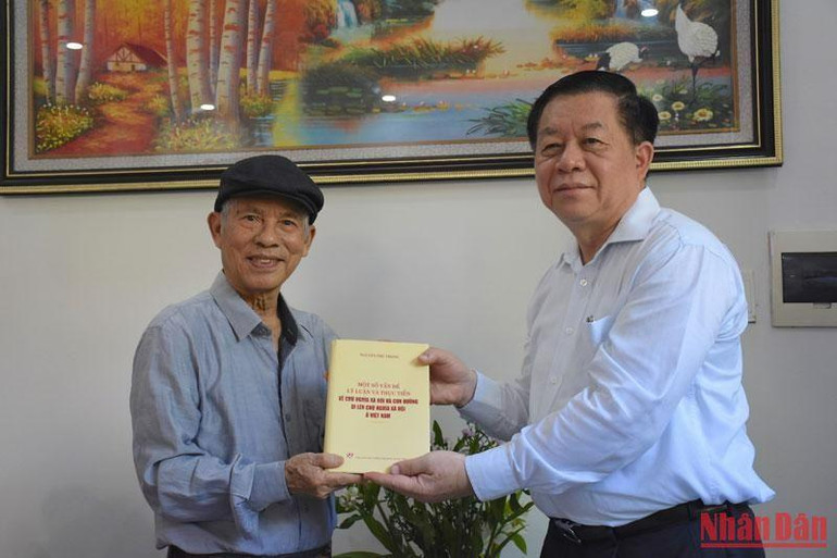 Bí thư Trung ương Đảng, Trưởng Ban Tuyên giáo Trung ương Nguyễn Trọng Nghĩa trao tặng nhà báo, nhà văn Hồ Duy Lệ cuốn sách “Một số vấn đề lý luận và thực tiễn về Chủ nghĩa xã hội và con đường đi lên Chủ nghĩa xã hội ở Việt Nam” của Tổng Bí thư Nguyễn Phú Trọng.