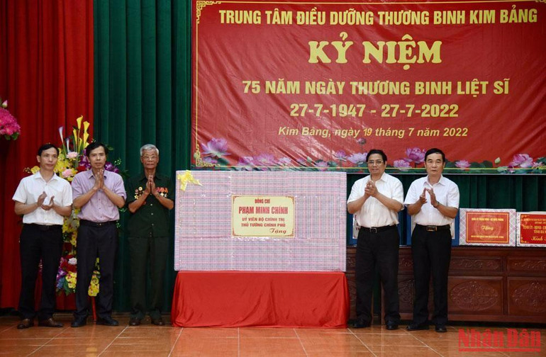Thủ tướng Phạm Minh Chính tặng quà cho Trung tâm Điều dưỡng thương binh Kim Bảng (tỉnh Hà Nam).