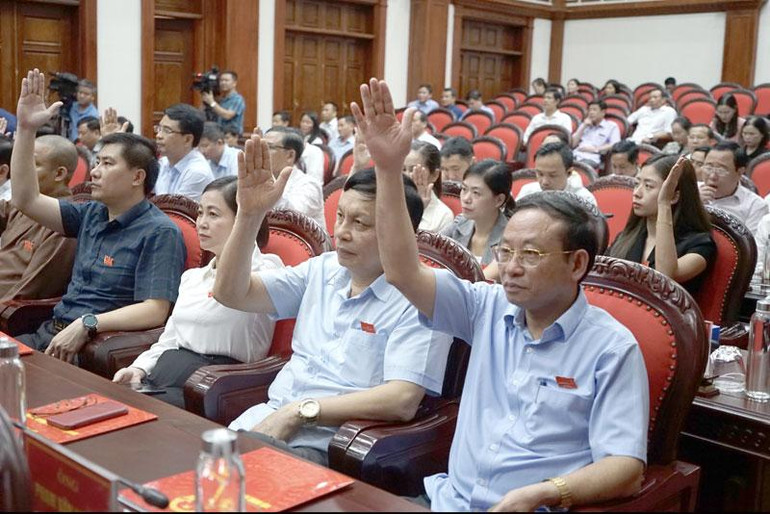 Các đại biểu biểu quyết thông qua nội dung Nghị quyết tại Kỳ họp thứ bảy HĐND tỉnh Ninh Bình.