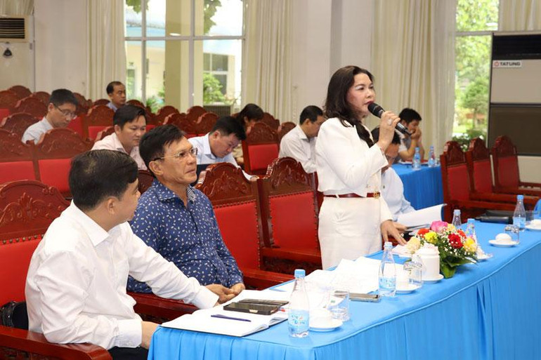 Doanh nghiệp đóng góp ý kiến vào đồ án.