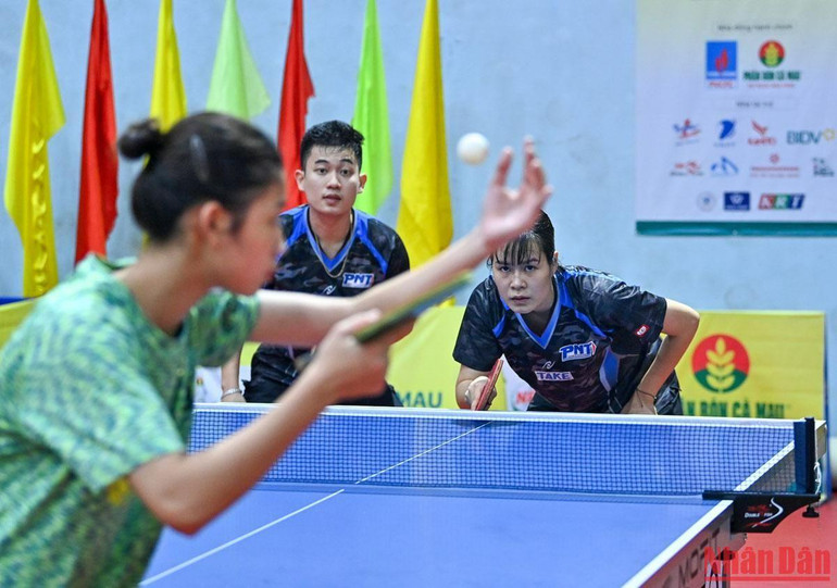 Thi đấu nỗ lực cùng sự tập trung cao độ trong từng pha bóng, Nguyễn Thị Nga cùng đồng đội đã giành thắng lợi 3-1 để lọt vào vòng tiếp theo. Thi đấu nỗ lực cùng sự tập trung cao độ trong từng pha bóng, Nguyễn Thị Nga cùng đồng đội đã giành thắng lợi 3-1 để lọt vào vòng tiếp theo.