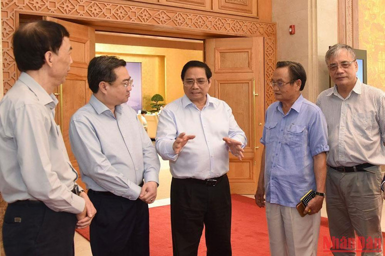 Thủ tướng Phạm Minh Chính trao đổi với các đại biểu.