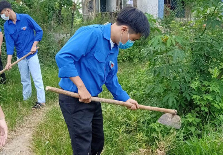 Đoàn Thanh niên xã Đại Nghĩa, huyện Đại Lộc ra quân xử lý môi trường, ngăn chặn sốt xuất huyết lan ra cộng đồng.