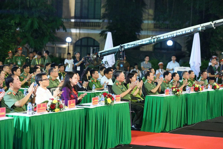 Các đại biểu tham dự đêm hòa nhạc ngoài trời tại Quảng trường Lý Thái Tổ.