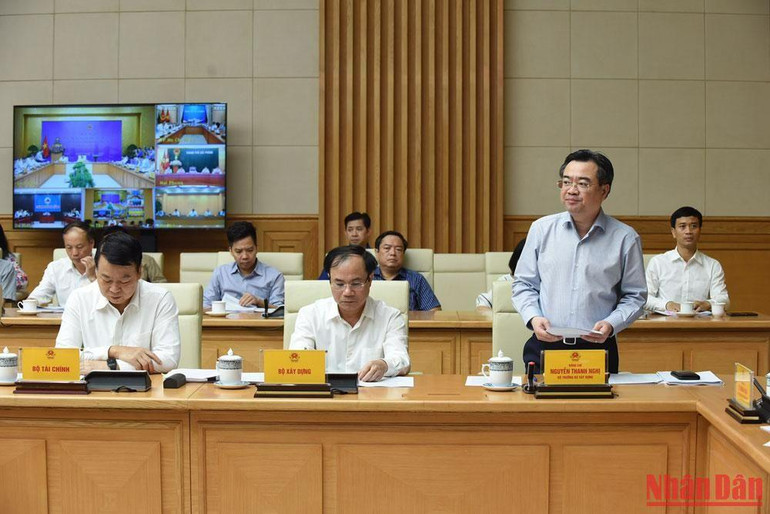 Bộ trưởng Xây dựng Nguyễn Thanh Nghị báo cáo tình hình thị trường bất động sản.