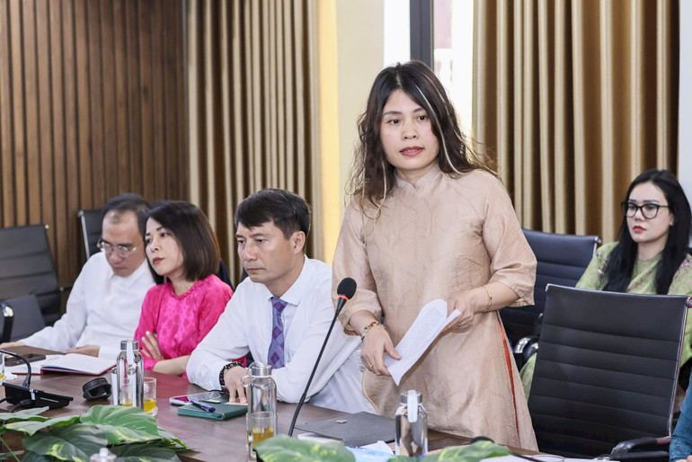 Nhà báo Nguyễn Cẩm Thúy, Phụ trách Ban Chuyên đề, tham luận tại Đại hội. (Ảnh: Quang Vinh)