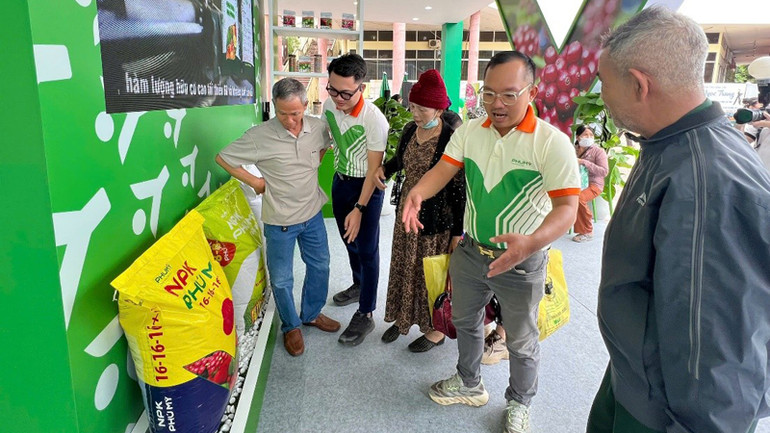 Tư vấn sản phẩm phân bón Phú Mỹ và hướng dẫn kỹ thuật bón phân hiệu quả tại gian hàng.