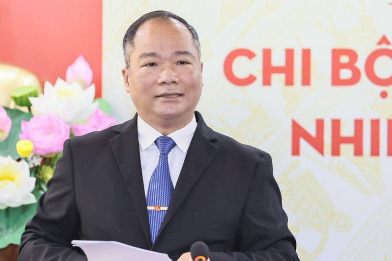 Nhà báo Nguyễn Đăng Khang, Phó Tổng Biên tập Báo Đại Đoàn Kết, trình bày báo cáo tổng kết công tác chi bộ nhiệm kỳ 2022-2025, phương hướng nhiệm vụ nhiệm kỳ 2025-2027. (Ảnh: Quang Vinh)