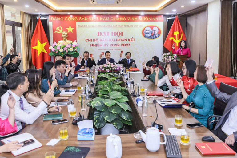 Đại hội biểu quyết thông qua chương trình và Quy chế làm việc của Đại hội. (Ảnh: Quang Vinh)