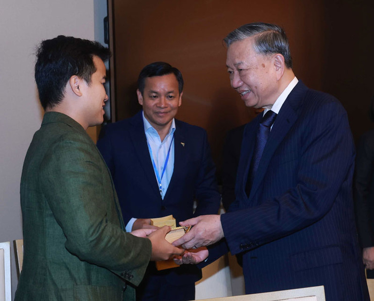 Tổng Bí thư Tô Lâm tặng quà lưu niệm cho các đại biểu. (Ảnh: TTXVN)