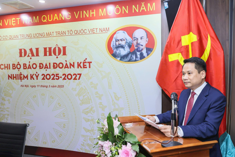 Nhà báo Trương Thành Trung, Ủy viên Ban Chấp hành Đảng bộ Cơ quan Trung ương Mặt trận Tổ quốc Việt Nam, Bí thư Chi bộ, Tổng Biên tập Báo Đại Đoàn Kết phát biểu khai mạc Đại hội. (Ảnh: Quang Vinh)