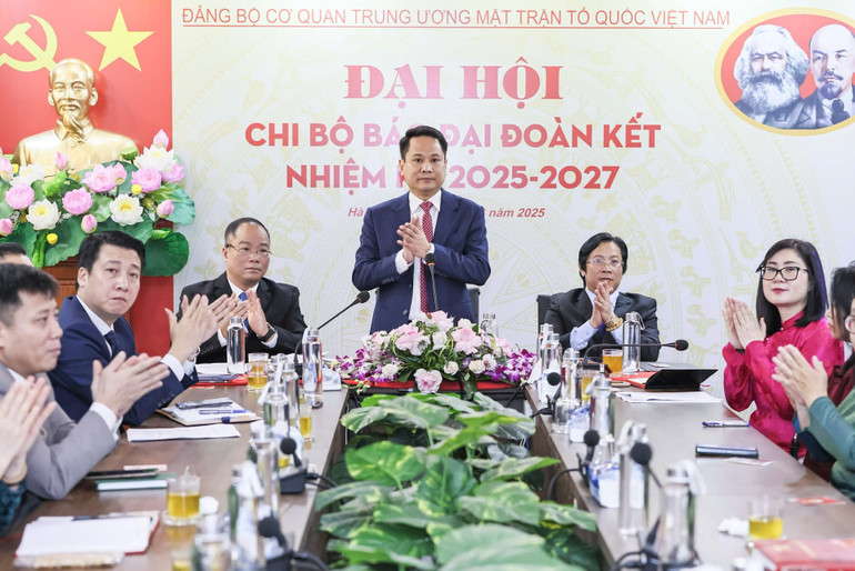 Đại hội Chi bộ báo Đại Đoàn Kết nhiệm kỳ 2025-2027, được tiến hành trọng thể với phương châm kế thừa, ổn định, đổi mới, sáng tạo và phát triển, quyết tâm xây dựng chi bộ trong sạch, vững mạnh. (Ảnh: Quang Vinh)