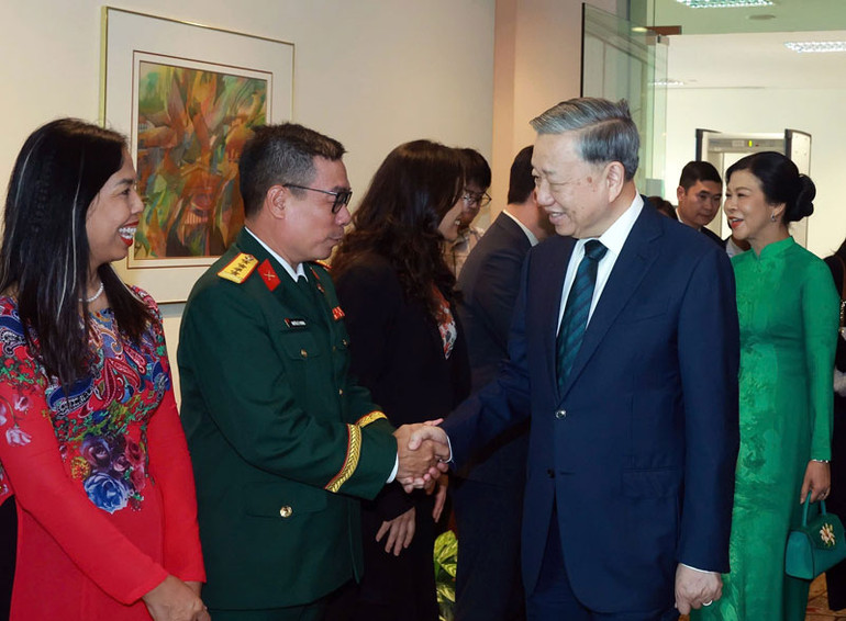 Cán bộ, nhân viên Đại sứ quán tiễn Tổng Bí thư Tô Lâm và Phu nhân. (Ảnh: TTXVN)