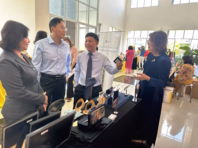 Khách tham quan, tìm hiểu các sản phẩm chế tác từ ngọc trai phục vụ xuất khẩu của Công ty cổ phần BLUSAIGON tại một triển lãm đầu tháng 3/2025. (Ảnh: CTV)