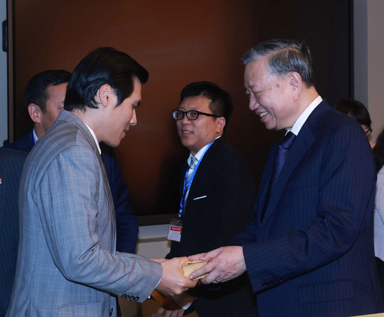 Tổng Bí thư Tô Lâm tặng quà lưu niệm cho các đại biểu. (Ảnh: TTXVN)