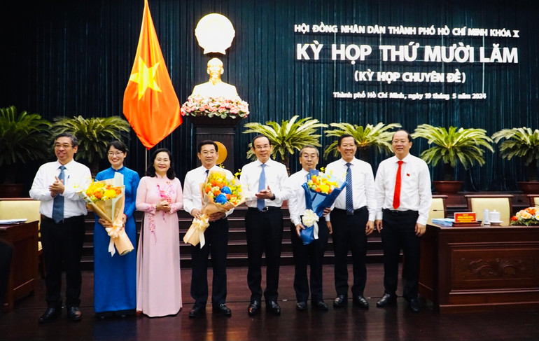 Đồng chí Nguyễn Văn Nên tặng hoa chúc mừng các đại biểu