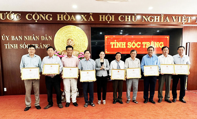 UBND tỉnh Sóc Trăng tặng Bằng khen cho các đơn vị có thành tích xuất sắc tham gia tổ chức Lễ hội.