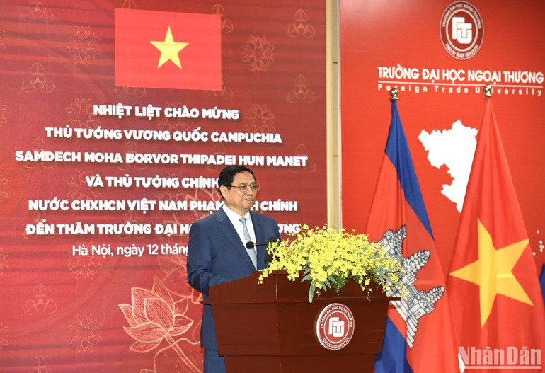 Thủ tướng Phạm Minh Chính trao đổi, nói chuyện với cán bộ, giảng viên, sinh viên Trường Đại học Ngoại thương.