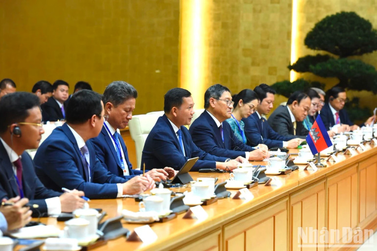 Thủ tướng Vương quốc Campuchia Samdech Moha Bovor Thipadei Hun Manet và các thành viên Chính phủ hội đàm với Thủ tướng Phạm Minh Chính.