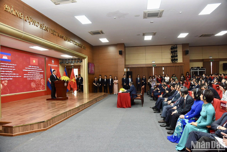 Thủ tướng Hun Manet tại buổi đến thăm và nói chuyện với cán bộ, giảng viên và sinh viên Trường Đại học Ngoại thương.