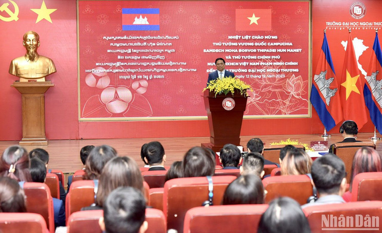 Thủ tướng Phạm Minh Chính trao đổi với cán bộ, giảng viên, sinh viên Trường Đại học Ngoại thương.