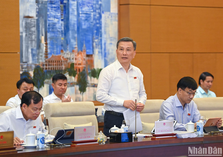 Chủ nhiệm Ủy ban Khoa học, Công nghệ và Môi trường Lê Quang Huy trình bày báo cáo.