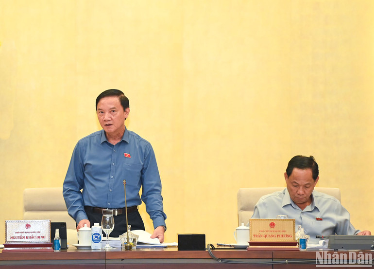 Phó Chủ tịch Quốc hội Nguyễn Khắc Định phát biểu ý kiến tại phiên họp.