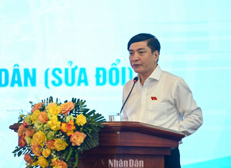 Tổng Thư ký, Chủ nhiệm Văn phòng Quốc hội Bùi Văn Cường phát biểu ý kiến tại phiên họp.