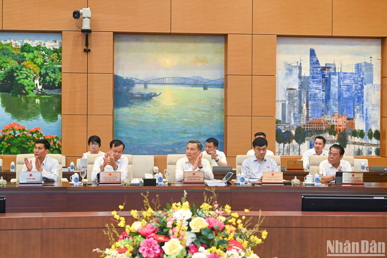 Các Ủy viên Ủy ban Thường vụ Quốc hội và các đại biểu dự phiên họp.