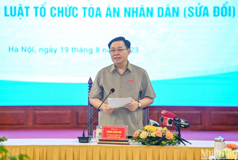 Chủ tịch Quốc hội Vương Đình Huệ phát biểu mở đầu, gợi mở nội dung thảo luận tại phiên họp.