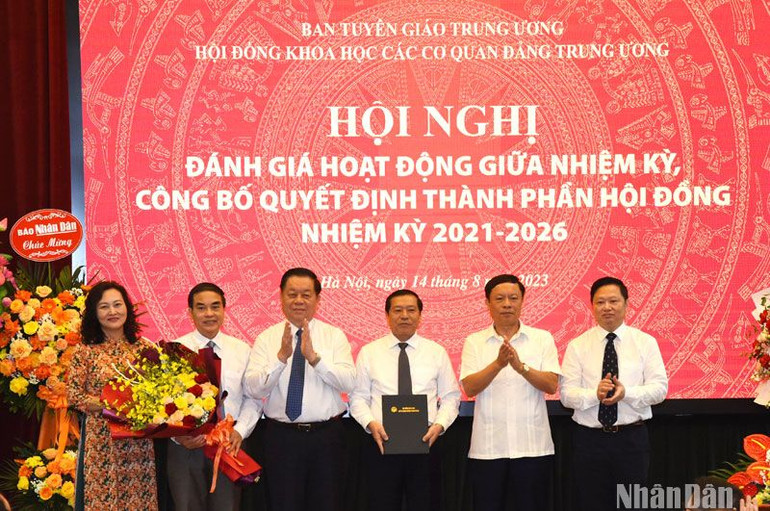 Đồng chí Nguyễn Trọng Nghĩa trao quyết định bổ nhiệm đồng chí Lại Xuân Môn vào vị trí Chủ tịch Hội đồng Khoa học các cơ quan Đảng Trung ương.