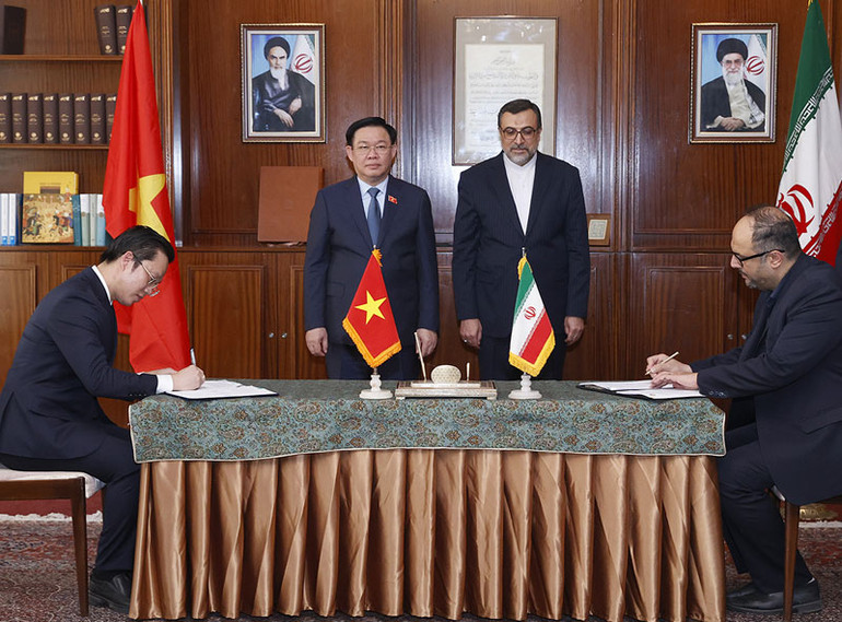 Ông Hà Minh Hiệp, Phó Tổng cục trưởng phụ trách Tổng cục Tiêu chuẩn Đo lường và Chất lượng và ông Hassan Khanezar, Chủ tịch Trung tâm Đo lường quốc gia Iran ký kết biên bản ghi nhớ hợp tác giữa hai cơ quan.