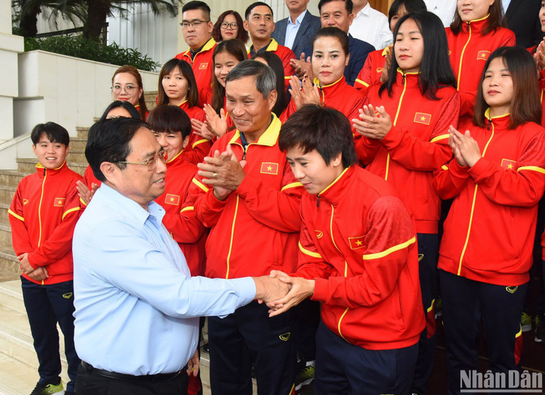 Thủ tướng Phạm Minh Chính động viên và thăm hỏi cầu thủ đội tuyển bóng đá nữ Việt Nam.