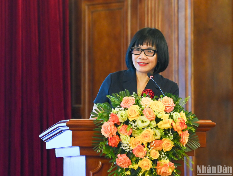 Thứ trưởng Tư pháp Đặng Hoàng Oanh phát biểu ý kiến tại phiên họp.