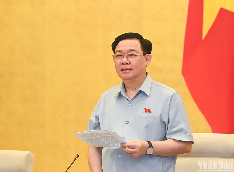 Chủ tịch Quốc hội Vương Đình Huệ phát biểu khai mạc, gợi mở, định hướng nội dung thảo luận tại phiên họp.