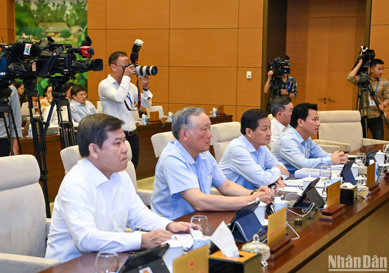 Các đại biểu tham dự phiên họp.