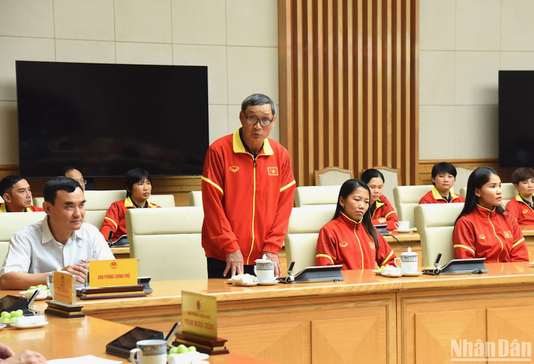 HLV Mai Đức Chung phát biểu tại buổi gặp mặt đội tuyển.