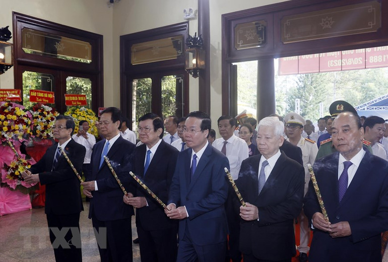 Chủ tịch nước Võ Văn Thưởng và các lãnh đạo, nguyên lãnh đạo Đảng, Nhà nước tới dâng hương, dâng hoa tưởng niệm Chủ tịch Tôn Đức Thắng. (Ảnh: TTXVN)