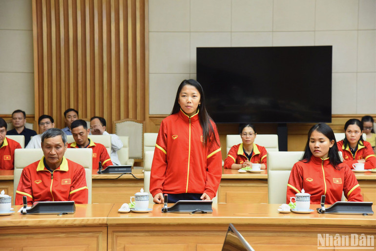 Đội trưởng đội tuyển bóng đá nữ Huỳnh Như phát biểu.